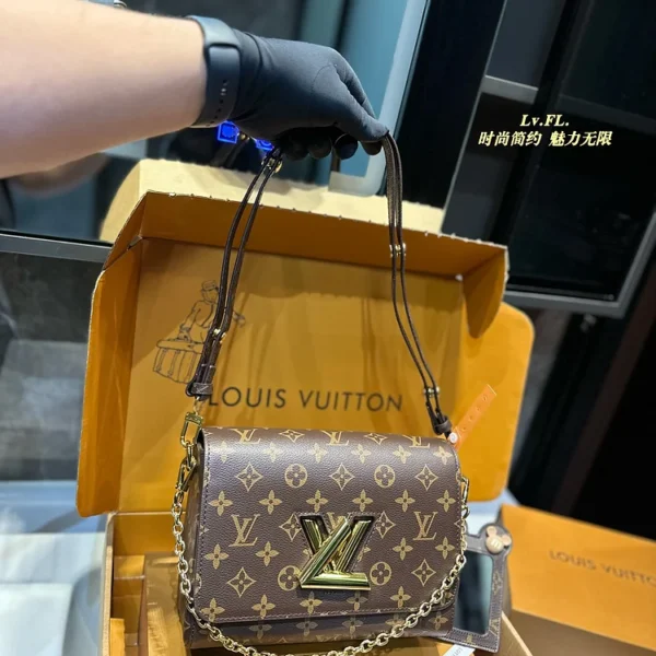 Louis Twist new arrival chain bag size: 23*10*15 cm