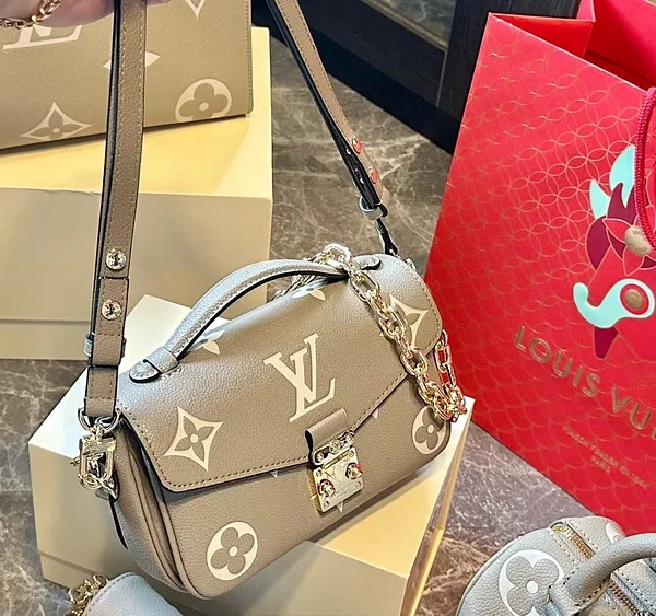 Louis new arrival mini bag size: 21 * 12cm