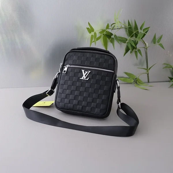 Louis new arrival bag size : 20x24x5 cm