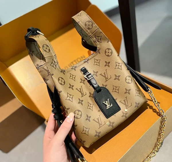 Louis new arrival bag size: 18 * 16cm