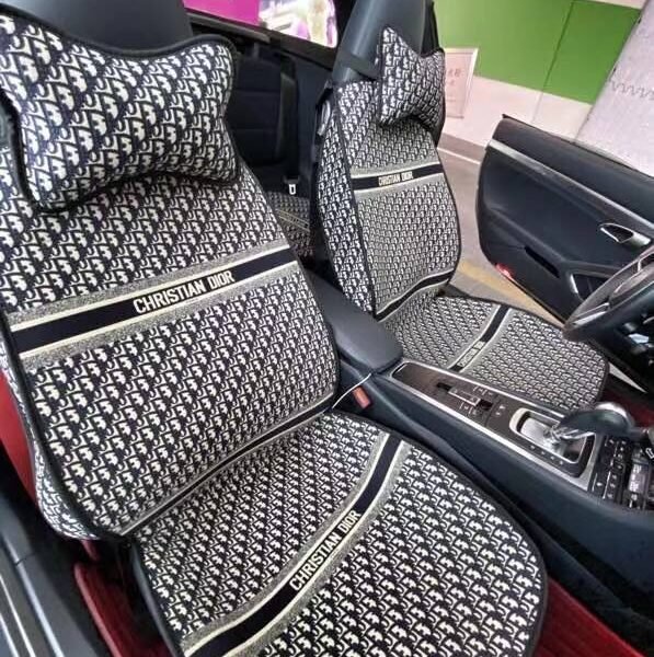 Чехол на сиденье в автомобиле